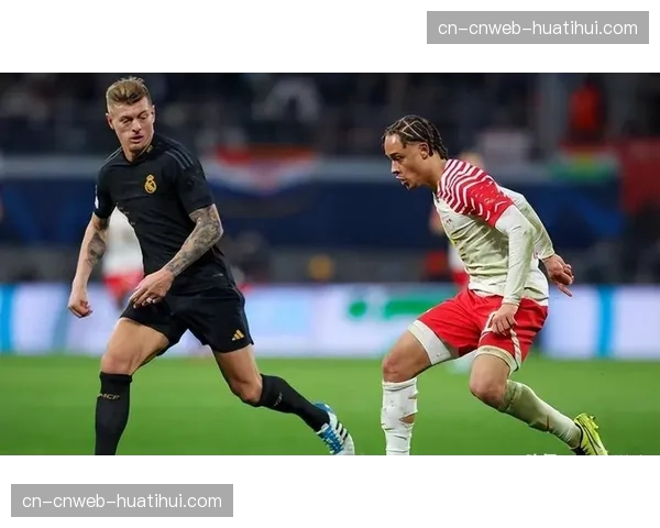 转播画面显示:莱比锡RB球员在丢球后迅速围拢听取主帅指令 转播画面显示:莱比锡RB球员在丢球后迅速围拢听取主帅指令