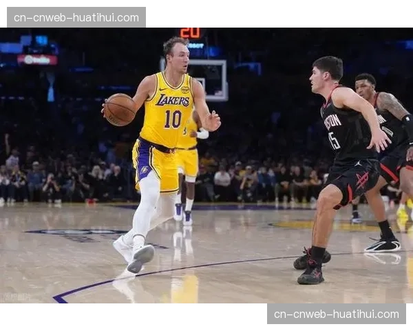 湖人101-94再胜火箭取得2-0领先，肯纳德半场12分延续精准输出